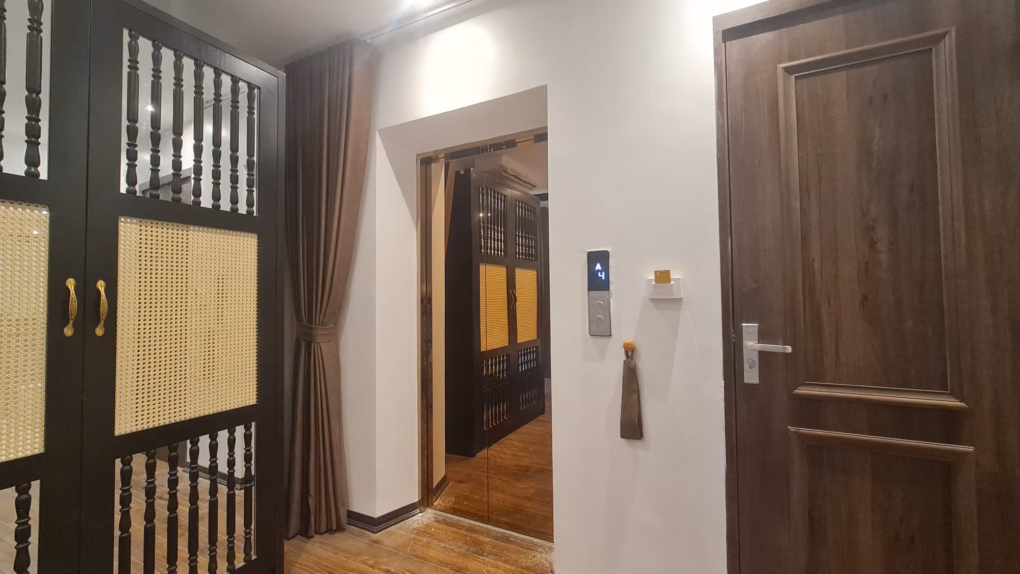 Cabin thang máy gia đình vách hoa văn tông vàng trong nhà nội thất gỗ cổ điển